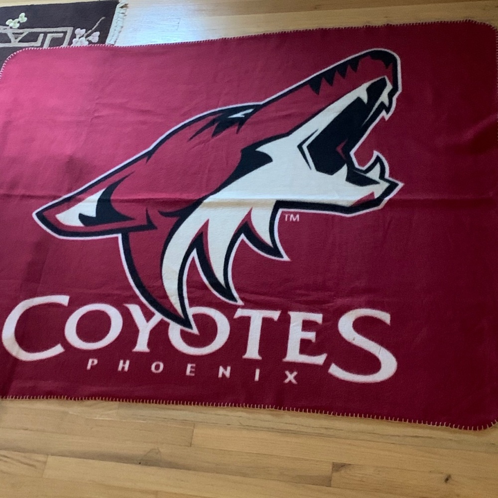 RARE NWOT Official NHL Phoenix Coyotes Fleece Blanket